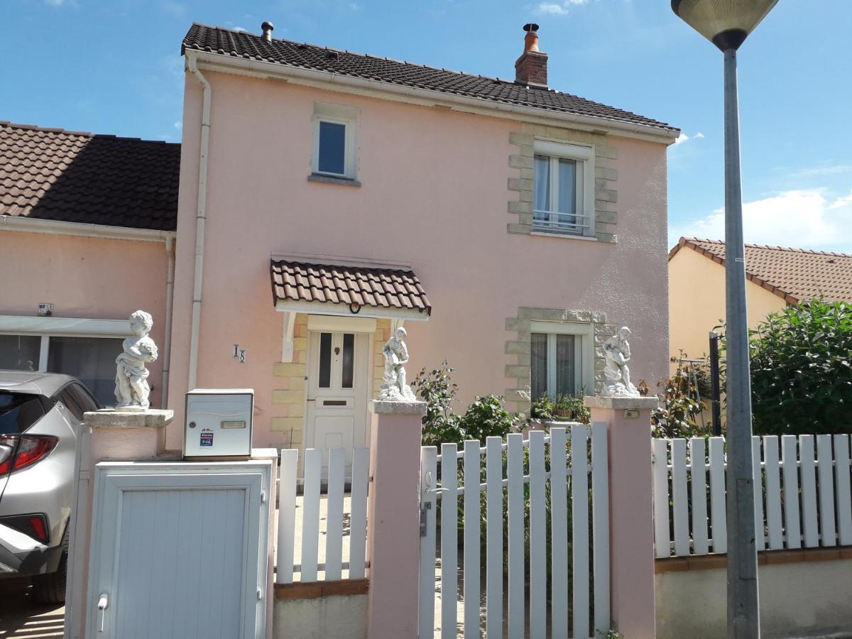 La Maison Rose 2 Chambres Avec Lit Pour 2 Personnes Et 2 Salles De Bains Nevers Dış mekan fotoğraf