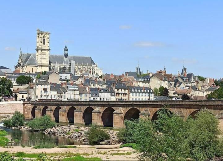 La Maison Rose 2 Chambres Avec Lit Pour 2 Personnes Et 2 Salles De Bains Nevers Dış mekan fotoğraf